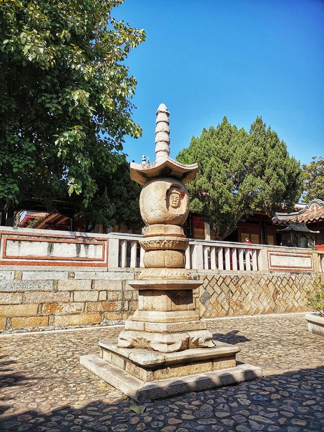 千年佛光照耀泉州：探索開元寺的歷史與傳說。
