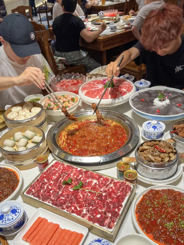 Hot pot and Sichuan opera face-changing performances, this hot pot restaurant is really something.