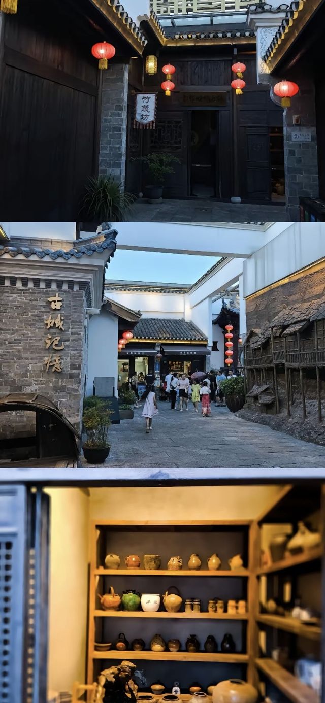 一頭鑽進博物館。