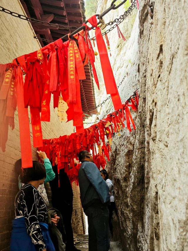 懸崖峭壁上的娲皇宮。