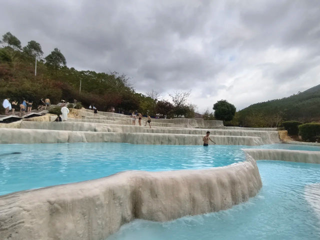 十萬大山22-38℃天然低溫溫泉，可去