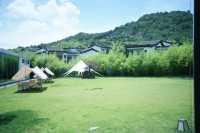 90後辣媽反向湊仔，同BB一齊住進東錢湖酒店