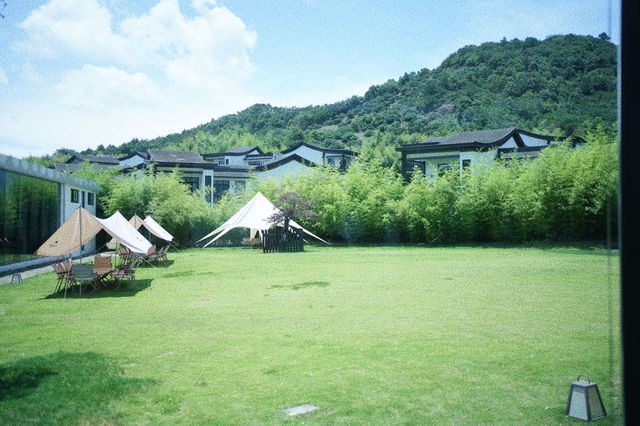 90後辣媽反向湊仔，同BB一齊住進東錢湖酒店