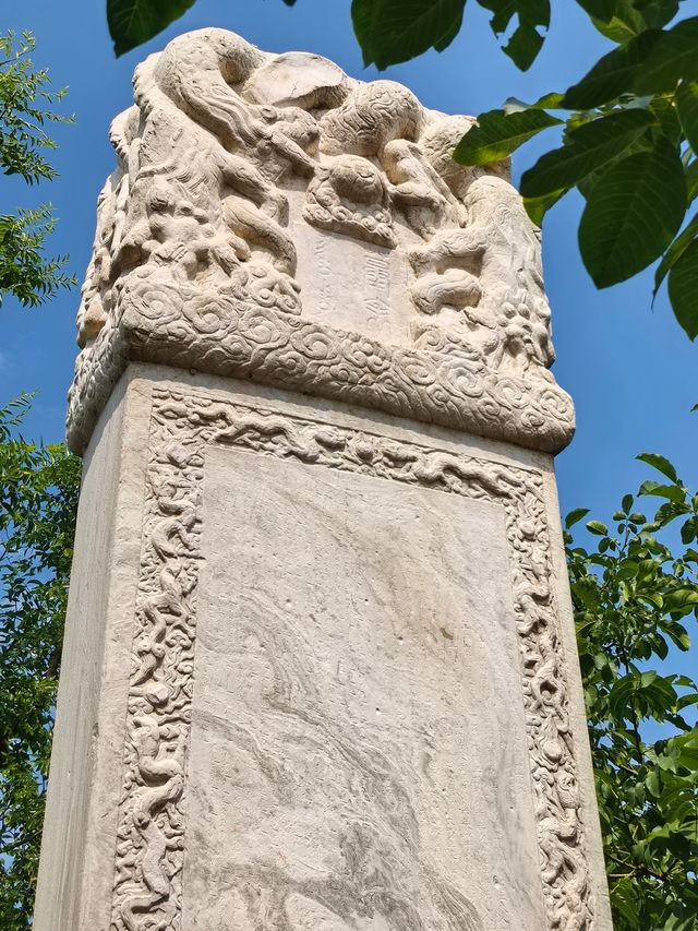 山楂樹下——哈爾布武碑