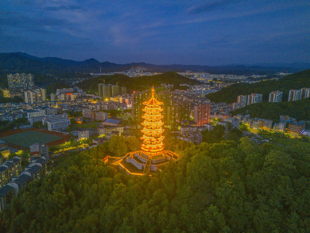 定南布衣塔打卡影相，夜景影出嚟好靚