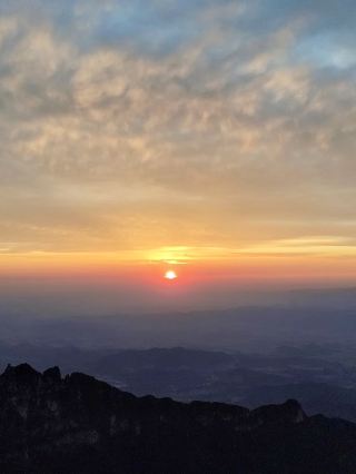 The Dawn on the Cliff: A Cloudscape Spectacle at Wangmang Ridge