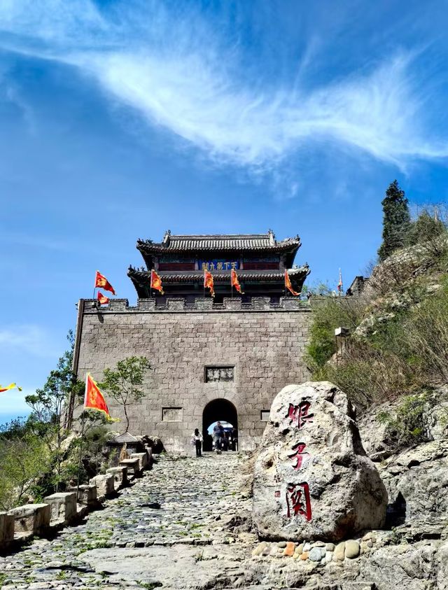 雄關漫道千年矗立，娘子英風萬古流芳。