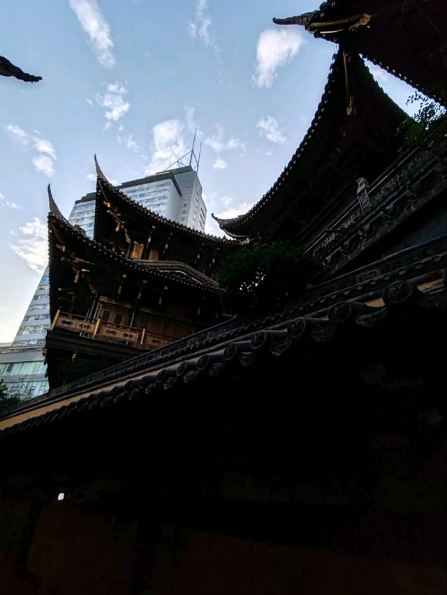Layered Elegance: The Upturned Eaves of Luohan Temple