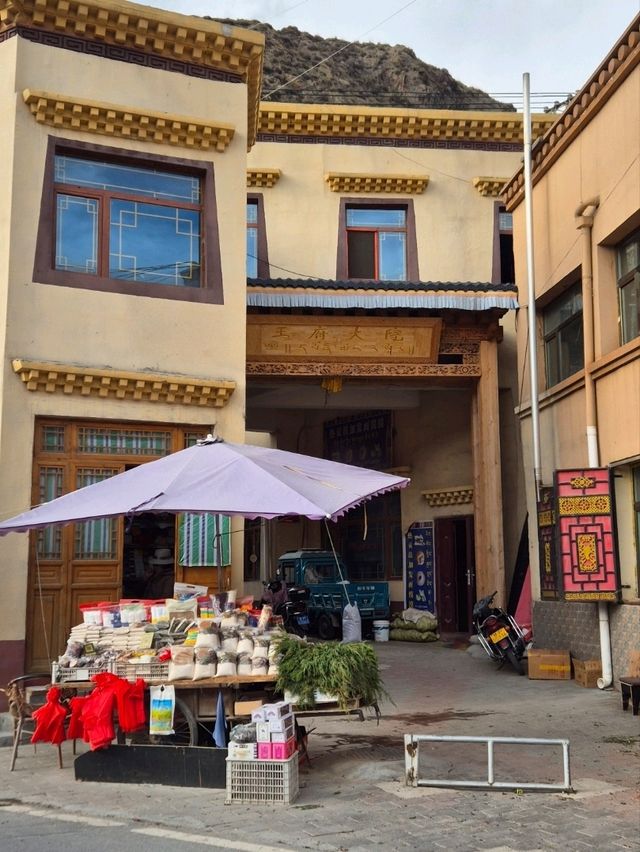 Xiahe's Streets: Where Two Worlds Meet
