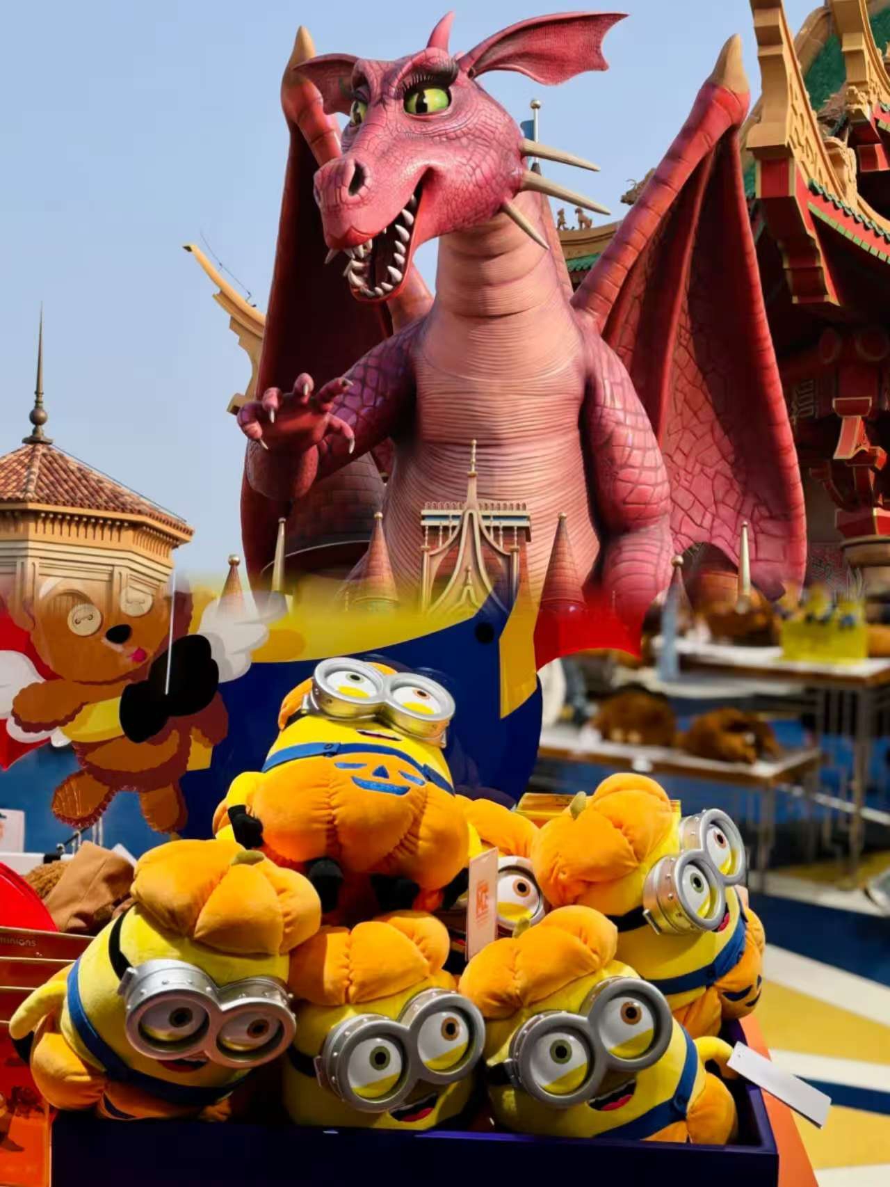  
Kisah jujur dari "orang yang sudah tiga kali mengunjungi Universal Studios": Hindari jalan memutar = lebih banyak mencoba wahana + memahami pengalaman, artikel ini merangkum semua pelajaran dan kejutan, membantu Anda memanfaatkan waktu dengan maksimal～

🎢 Prioritas wahana: dapat menikmati inti tanpa antrean panjang

- Wahana wajib TOP3 (langsung coba tanpa takut salah): Harry Potter Forbidden Journey (serangan sihir imersif), Transformers: The Ride-3D (efek 4D terbaik), Jurassic Park Adventure (sensasi dinosaurus yang sangat dekat)

- Peringatan hindari: Despicable Me Minion Mayhem cocok untuk bayi usia rendah, dewasa bisa dilewati; roller coaster Decepticons harus dipilih dengan hati-hati, bagi yang takut ketinggian atau mabuk perjalanan sebaiknya langsung lewati

🕒 Perencanaan waktu: datang di waktu sepi adalah kunci

- Datang 30 menit sebelum taman buka! Langsung ke area Harry Potter, saat itu antrean Forbidden Journey ≤20 menit (musim ramai bisa menghemat 2 jam)

- Pukul 1-3 siang adalah puncak keramaian, bisa mencoba pertunjukan (WaterWorld Stunt Show, Future WaterWorld), atau istirahat di restoran untuk mengisi tenaga

- Satu jam sebelum taman tutup, coba ulangi wahana populer, banyak antrean tiba-tiba turun drastis, bahkan bisa mencoba Forbidden Journey dua kali

🍿 Tips makan dan minum: hemat dan kenyang

- Rekomendasi wajib makan: platter ayam panggang dan iga di restoran The Three Broomsticks (pas untuk 3 orang, dengan jagung yang sangat harum), es krim Minion (bagus untuk foto + tekstur lembut)

- Tips hemat: bawa botol air kosong sendiri (ada air minum langsung di taman), pilih camilan kemasan kecil (tidak memakan tempat dan bisa menambah energi), hindari membeli paket mahal di taman

📸 Tips foto: hindari keramaian untuk hasil foto yang bagus

- Kastil Harry Potter: pilih saat lampu menyala di sore hari, berdiri di jembatan tepat di depan kastil, gunakan lensa wide angle untuk foto panorama

- Basis Transformers: saat berinteraksi dengan Megatron, siapkan kalimat lucu sebelumnya, hasil foto akan natural dan menyenangkan

- Saran pakaian: pakai warna terang atau warna kontras, hindari warna gelap (taman penuh warna, warna terang lebih bagus di foto)

💡 Tips tersembunyi: tingkatkan pengalaman

- Unduh aplikasi Universal Studios, cek waktu antrean dan jadwal pertunjukan secara real-time, atur rute dengan bijak

- Bawa anak/lanjut usia disarankan menyewa kursi roda atau kereta bayi (taman cukup luas, menghemat tenaga)

- Wahana populer bisa lewat jalur single rider (jika tidak keberatan terpisah dengan teman), waktu antrean bisa berkurang setengah
      Beijing Universal Resort