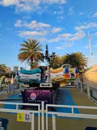 斑斕雲彩下遊樂設施玩足一日