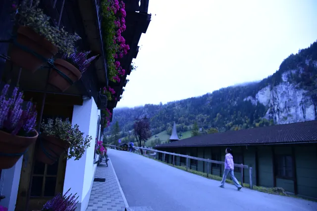 瑞士必衝！勞特布倫嫩的瀑布和火車太會撩了