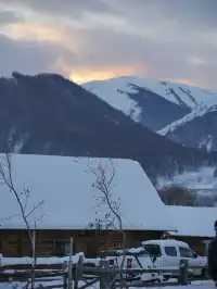 禾木的雪在發光|民宿把雪山鑲進了窗台