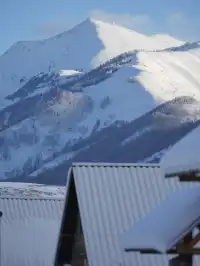 禾木的雪在發光|民宿把雪山鑲進了窗台