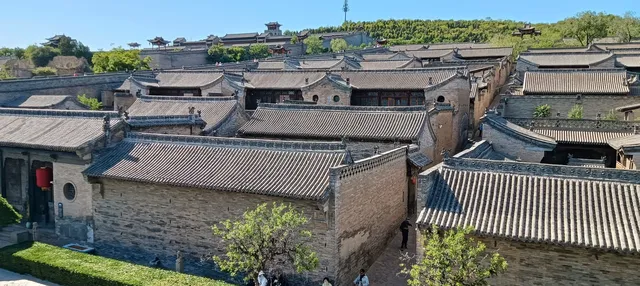 與有肝膽人共事,從無字句處讀書。 與有肝膽人共事,從無字句處讀書。