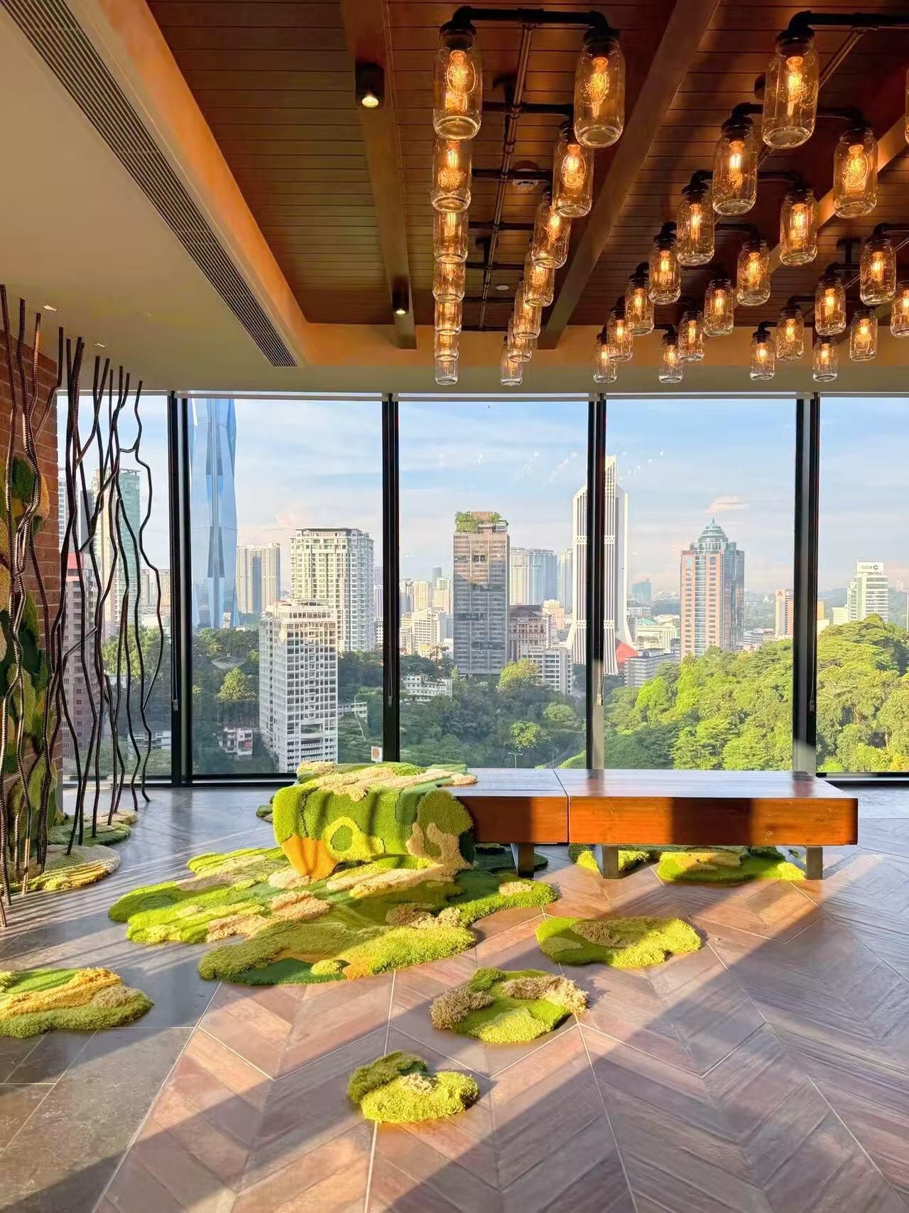 
Sungguh, aku benar-benar jatuh cinta dengan hotel baru di Kuala Lumpur ini! Desainnya luar biasa, lokasinya sangat strategis, hotel terdekat dengan Menara KL tanpa tandingan!
·
Lokasinya benar-benar tak terkalahkan, berada di kawasan Segitiga Emas di pusat kota, berjalan kaki pagi hari ke Menara Kuala Lumpur hanya sekitar 8 menit, ke Menara Kembar Petronas yang terkenal dan pasar malam Jalan Alor yang ramai juga hanya sekitar 10 menit berjalan kaki!!! Sangat cocok untuk citywalk
·
Begitu masuk hotel, aku langsung terkesan dengan berbagai detail desainnya! Secara keseluruhan bergaya vintage Asia Tenggara yang sangat elegan, menggabungkan banyak elemen budaya Peranakan, dekorasi dan furnitur di kamarku, bahkan permainan tradisional Melayu “Congkak” yang ada di meja, semuanya terasa sangat cerdas dalam desainnya, setiap sudutnya sangat instagramable!
·
Yang paling membuatku terpesona adalah kolam renang infinity di atap! Saat senja berenang di sana, di depan mata setengahnya adalah garis langit kota yang gemerlap, setengahnya lagi adalah kawasan hutan lindung yang hijau, pemandangannya benar-benar menakjubkan! Menikmati matahari terbenam dan pemandangan malam di sini, suasananya langsung terasa sempurna~
·
Sarapan pagi harus aku puji, pilihannya sangat banyak! Bisa menikmati nasi lemak otentik, roti canai India yang dibuat langsung dengan kari, serta berbagai kue khas Melayu yang lezat, rasanya sangat enak! Sangat direkomendasikan~
·
Stafnya sangat ramah, ada petugas resepsionis yang bisa berbahasa Mandarin, komunikasi jadi sangat mudah! Pelayanan cepat, membuat merasa sangat diperhatikan~
·
Untuk citywalk aku sarankan rute ini:
 Pagi berjalan kaki dari hotel ke Menara Kembar dan Taman KLCC, sore ke Dataran Merdeka untuk merasakan sejarah
 Malamnya ke Jalan Alor untuk mencicipi berbagai jajanan lokal
·
Hotel ini dari dalam sampai luar sangat memuaskan, desain, lokasi, dan layanan tak ada yang kurang! Jika kamu juga ingin mencari tempat menginap di Kuala Lumpur yang berkelas dan berlokasi strategis, pilih ini pasti tidak salah!!! Sudah siap untuk kunjungan kedua