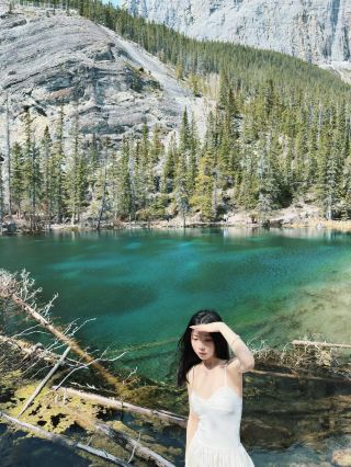 Canada's most classic emerald glacier lake, Grassi Lakes
📍 Navigate to Grassi Lakes Trailhead
🥾 There are 2 routes for the entire trail, both the same distance, 1.7 km one way, taking about 30–45 minutes each way.
1-Upper Grassi Lakes Trail
The slope is gentle, suitable for most people, and easy to walk.
The other route passes by waterfalls and rock walls with richer scenery, but it has more stairs and requires a bit more physical effort.
💚 Be sure to go when it's sunny. The lake water is crystal clear and shows a gradient of emerald green and blue-green in the sunlight.
Not far away is Whitemans’ Pond, which also features clear water and reflections of snow-capped mountains. It is less crowded than Grassi Lakes, so if you have time, it is recommended to visit both on the same trip.