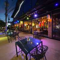 จะนั่งชิวดูบอลก็แวะมาได้ @Little Monkeys Club 