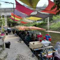 ENJOY KAMPUNG FOOD IN RIVER?! WHY NOT!