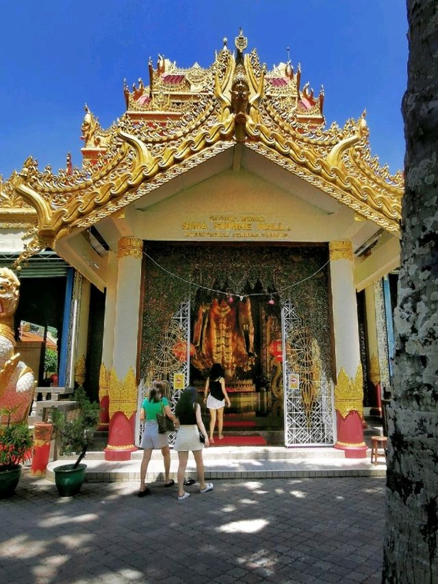 Respledent Burmese temple in George Town