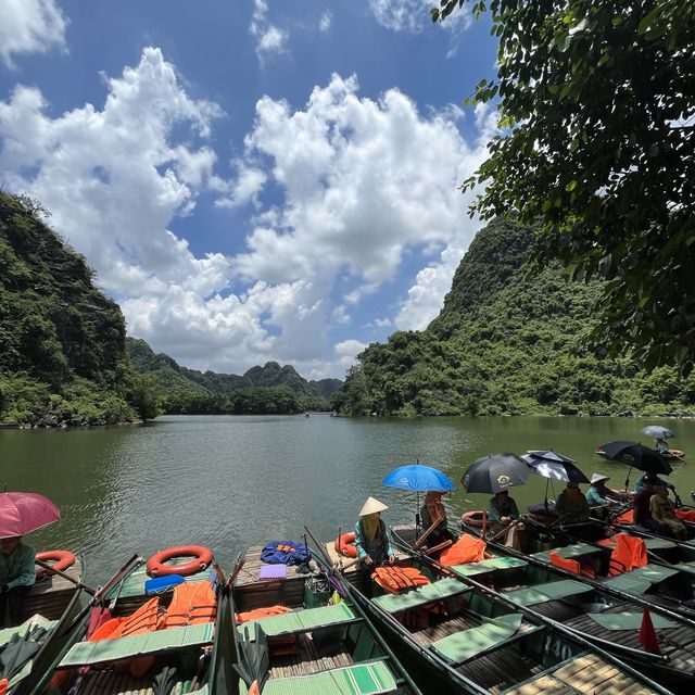 Ninh Binh, VN - Sunsets, Boats and Mountains