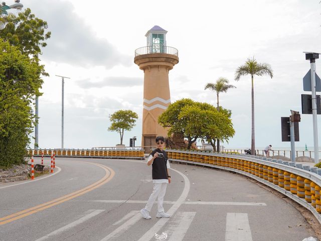 ประภาคารสีเหลืองริมทะเล พัทยา