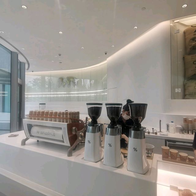จิบกาแฟชื่อดังที่คาเฟ่%ARABICA ศูนย์สิริกิติ์