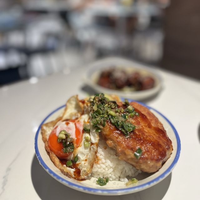 🌟 招牌生煎肉餅飯 • 品嚐港式風味 🌟 
