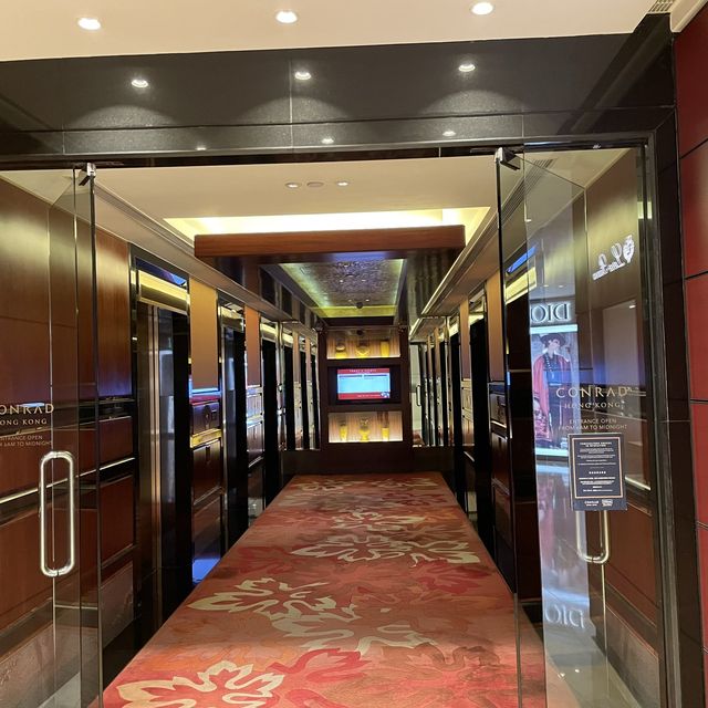 全年恆溫泳池，金鐘三寶港麗洒店
