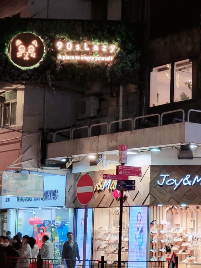 the 90s in the ❤️ of shopping district in HK