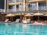 รีสอร์ทวิวภูเขา สระว่ายน้ำมีนกฟลามิงโก้สีชมพู 