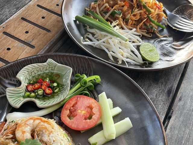 방콕의 아름다운 노을을... 맛있는 것들과 함께! “Supanniga Eating Room”