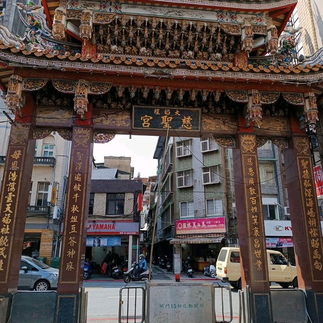 很有古早味的氣息，到處都是古蹟級的建築，迪化街的商業氣氛，還有街道邊不起眼的小吃攤