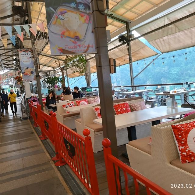 碧潭水灣湖邊享受午餐或晚飯