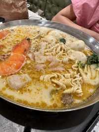 Flavorful white curry hotpot!! 🥘🤤