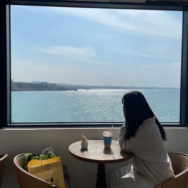 따뜻한 햇살과 바다 바람을 느끼며 차 한잔 즐기는 제주 봄날! 