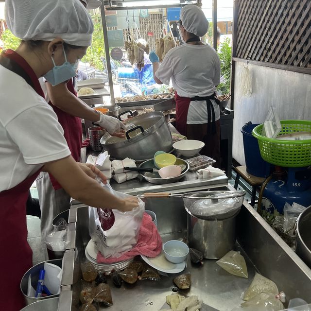 ข้าวมันไก่นายธง ร้านดังและอร่อยแถวสาธุประดิษฐ์