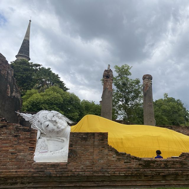 泰國大城，臥佛巨擘鎮守的崖差蒙空寺
