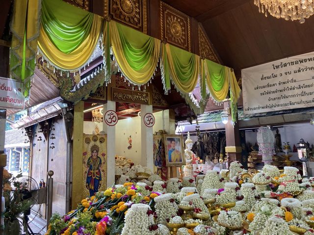 มูขอพร ‘หลวงพ่อทันใจ’ วัดพระธาตุดอยคำ
