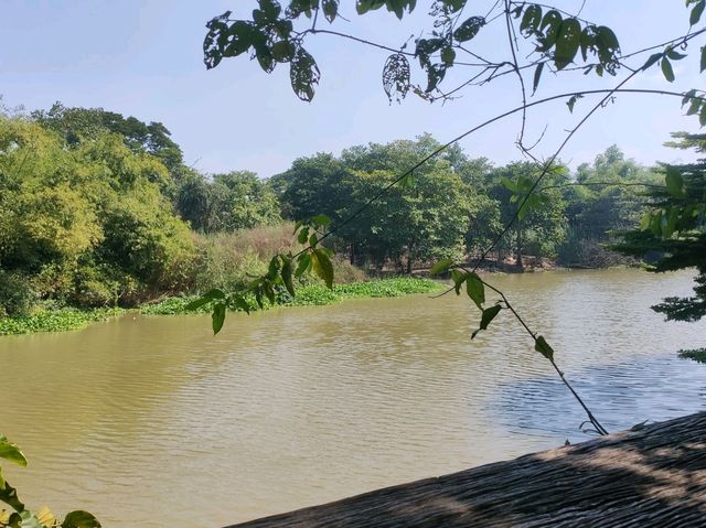 "ภพ" คาเฟ่ริมน้ำท่าจีน ในจังหวัดสุพรรณบุรี