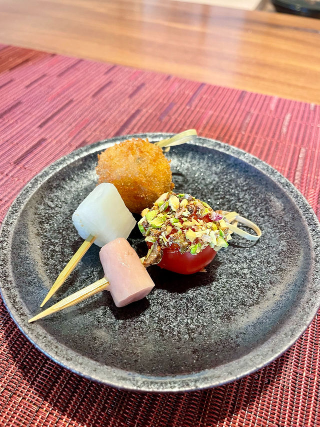 那珂川のせせらぎを背に創作に満ちたお料理が魅力