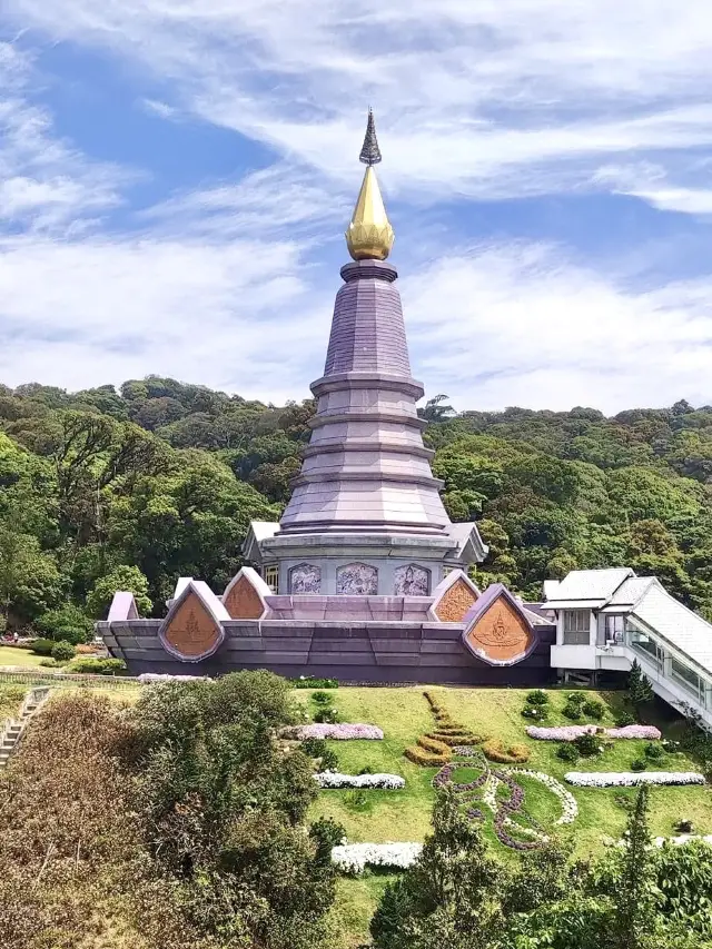 Doi Inthanon: Highest Peak, Temples, and Hill Tribe Villages 🏯