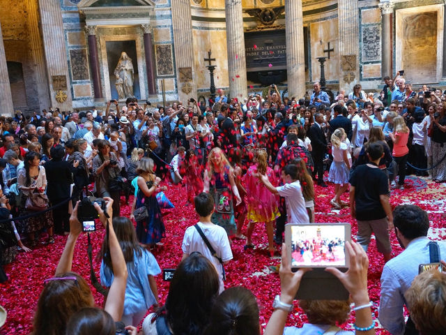 ローマ・パンテオンに赤い花びらが降る日