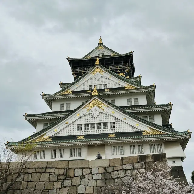 大阪城-具歷史的城堡和賞櫻的好地方