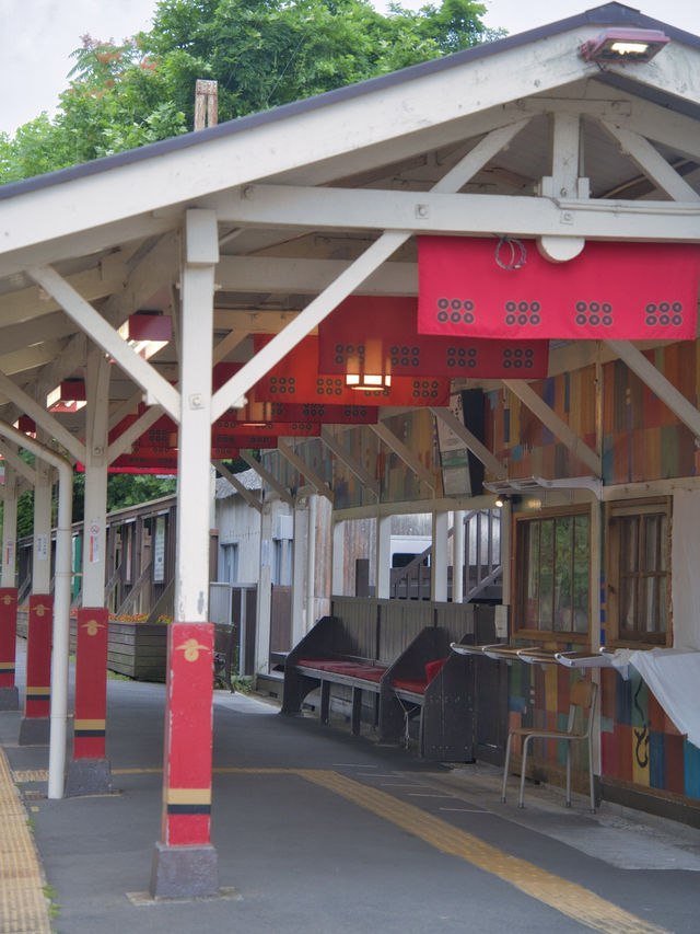 【和歌山】高野山観光の玄関口🚪おむすび屋の装飾が映える駅のホーム✨