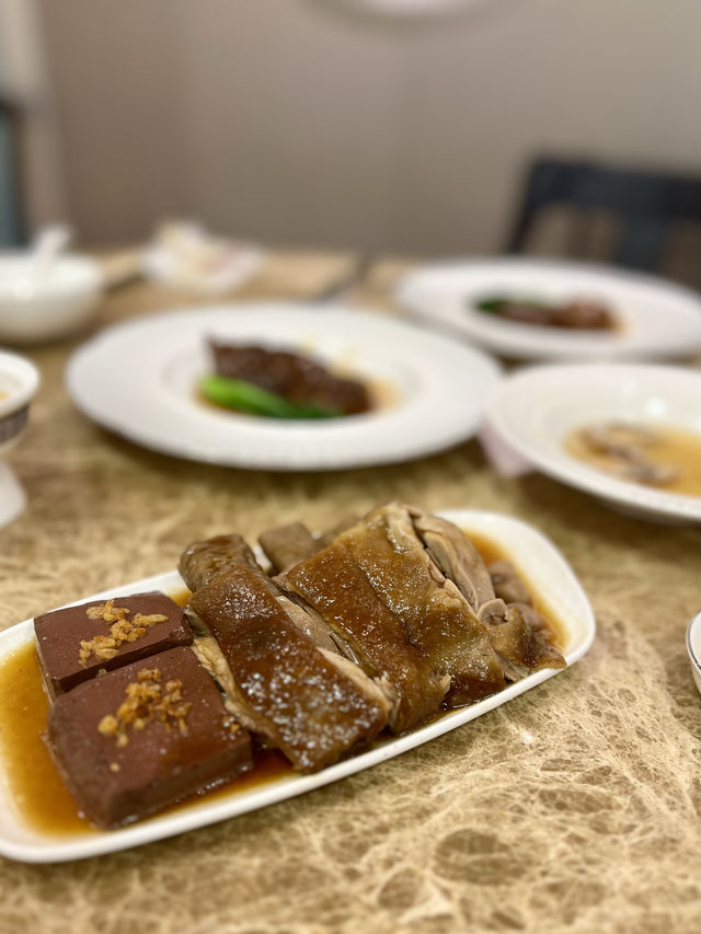 一個價錢吃到鮑魚`燕窩`海參`魚翅既潮洲菜😍🥢