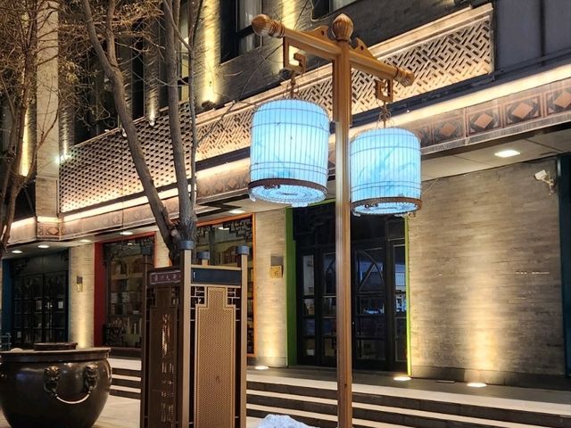 在現代大街上的古舊建築▪︎享受散步和購物的樂趣