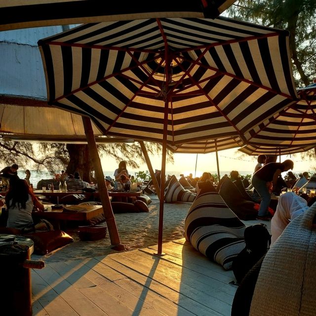 ชิลยามเย็นที่ Cave Beach Club พัทยา