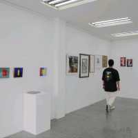 จิบกาแฟและชมงานศิลปะที่ Galerie Monument กัน