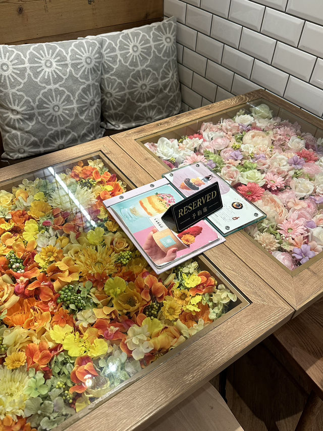 綺麗なお花のガラステーブルでいただく可愛いスイーツ✨